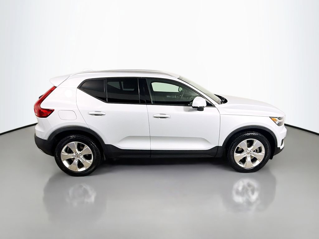 Used 2020 Volvo XC40 T5 Momentum image 8