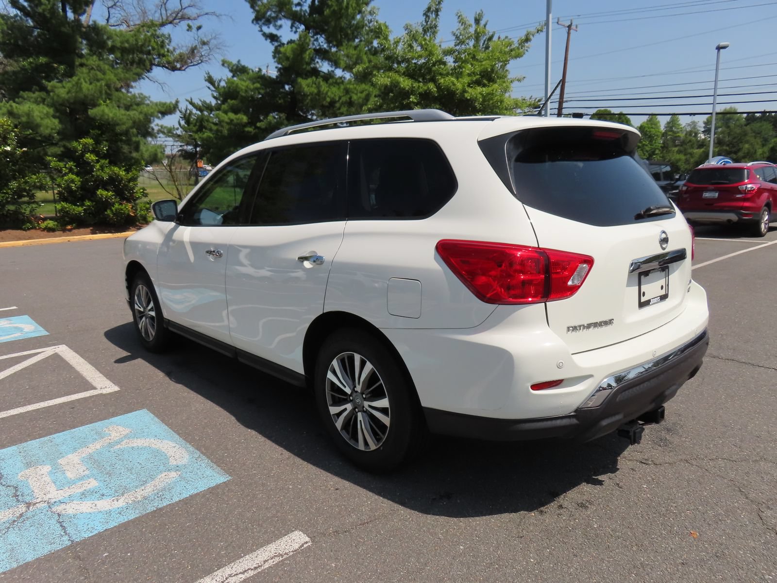 Used 2018 Nissan Pathfinder SV AWD/4WD image 7
