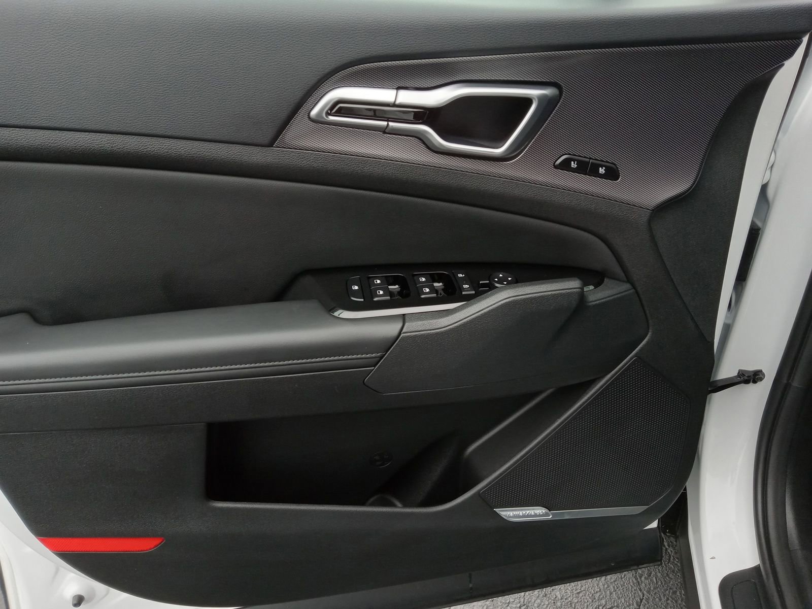 Used 2025 Kia Sportage SX image 9