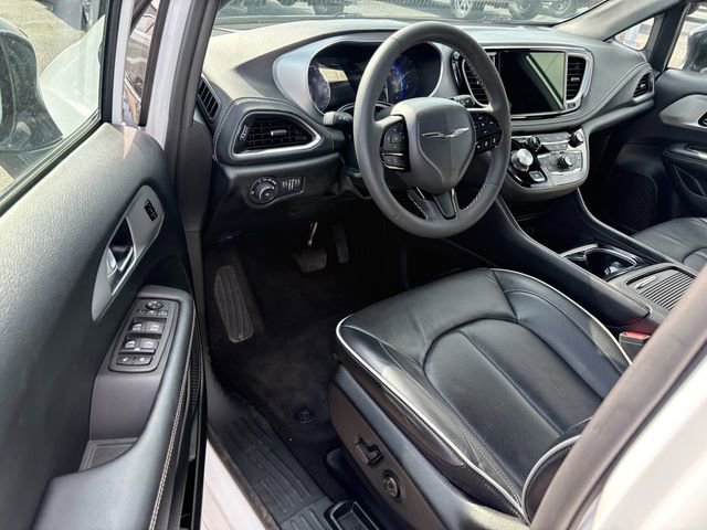 Used 2025 Chrysler Pacifica Limited FWD image 6