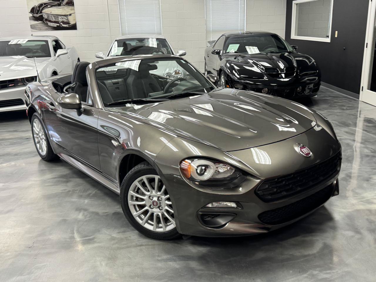 Used 2017 FIAT 124 Spider Classica RWD image 3