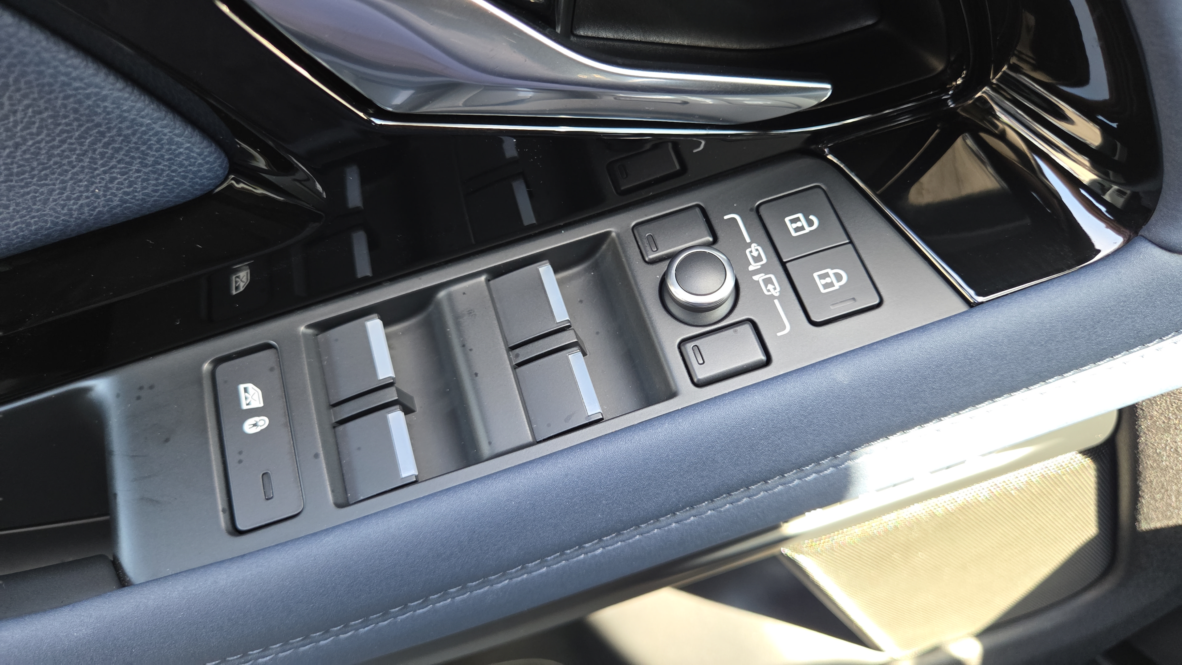 Used 2021 Land Rover Range Rover Evoque R-Dynamic S AWD/4WD image 32