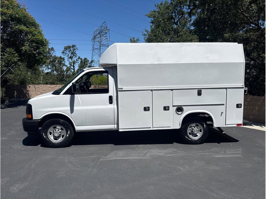 Used 2017 Chevrolet Express 3500 RWD image 2