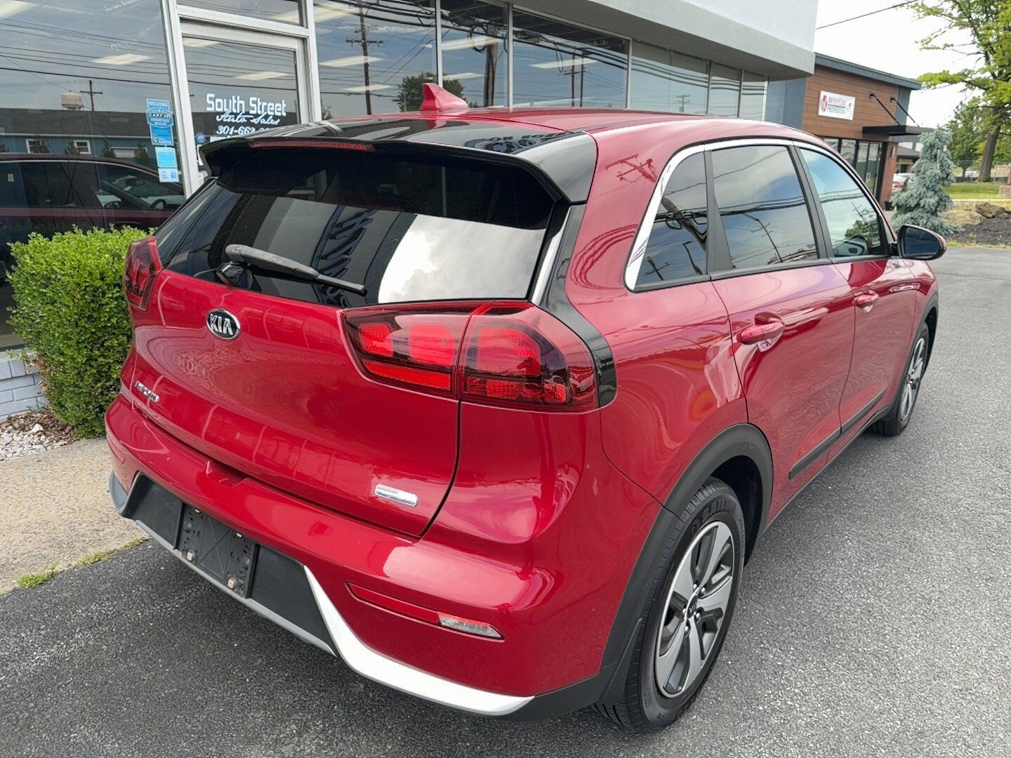 Used 2017 Kia Niro FE FWD image 3