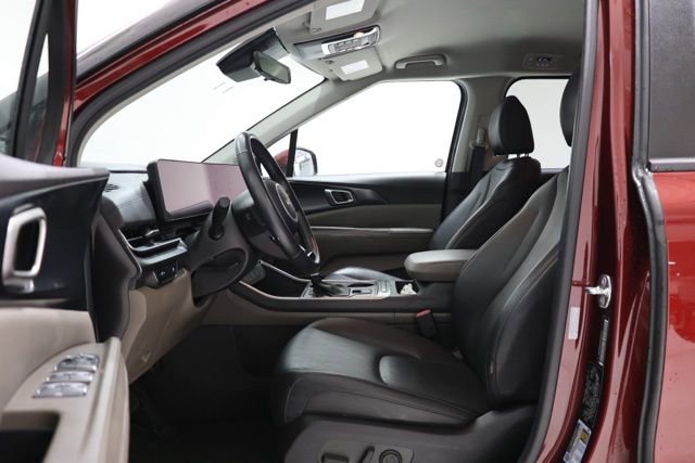 Used 2025 Kia Carnival FWD image 18
