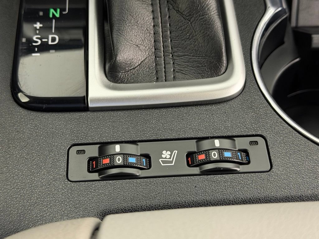Used 2019 Toyota Highlander Limited FWD image 21