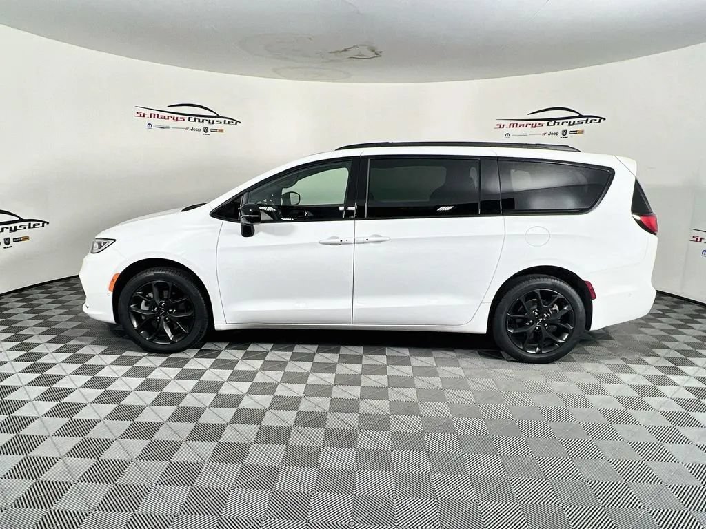 Used 2025 Chrysler Pacifica Limited AWD/4WD image 5