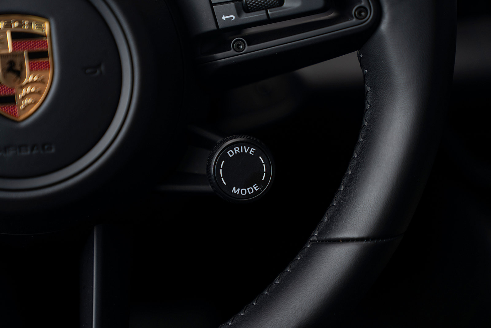 Certified 2025 Porsche Macan Electric image 9