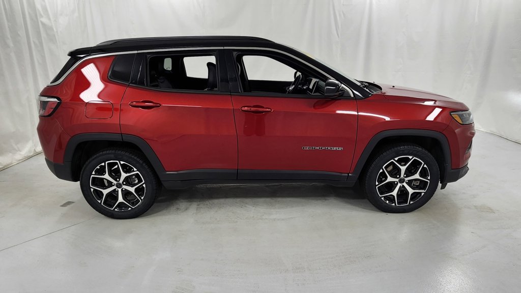 Used 2025 Jeep Compass Limited AWD/4WD image 2