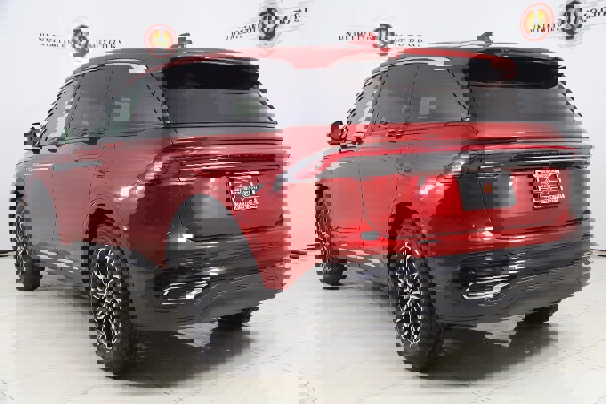 Used 2025 Lincoln Nautilus Premier image 4