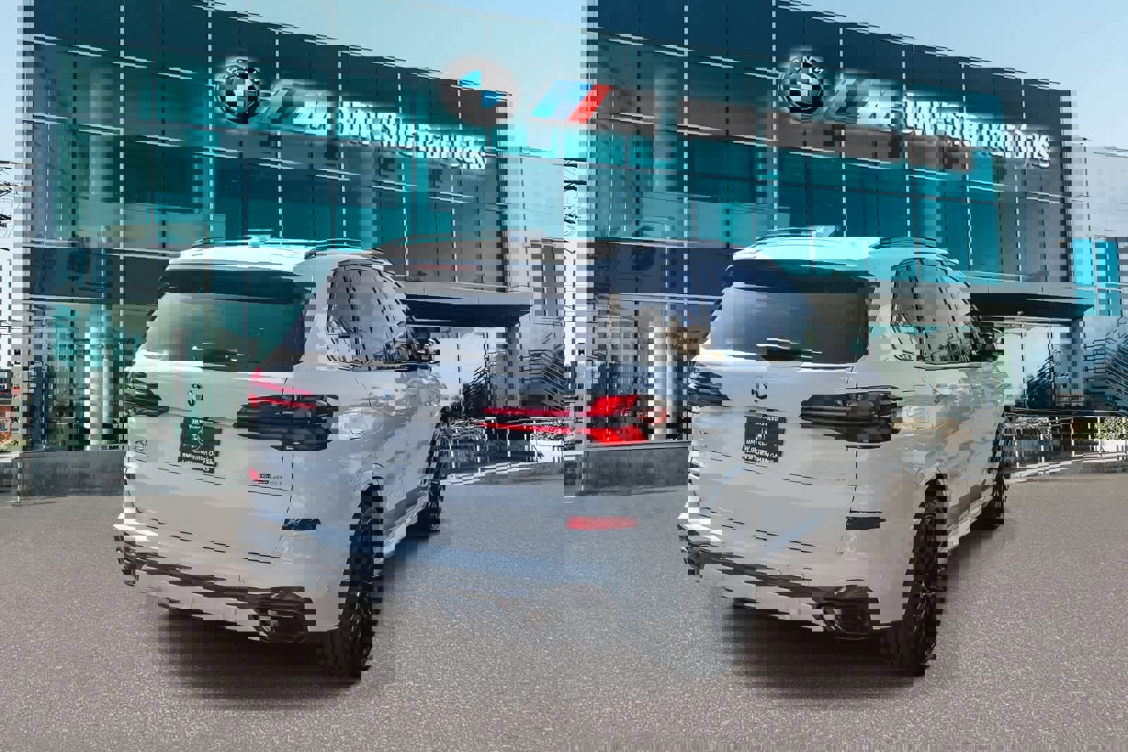 Used 2026 BMW X5 sDrive40i w/ M Sport Package RWD image 4