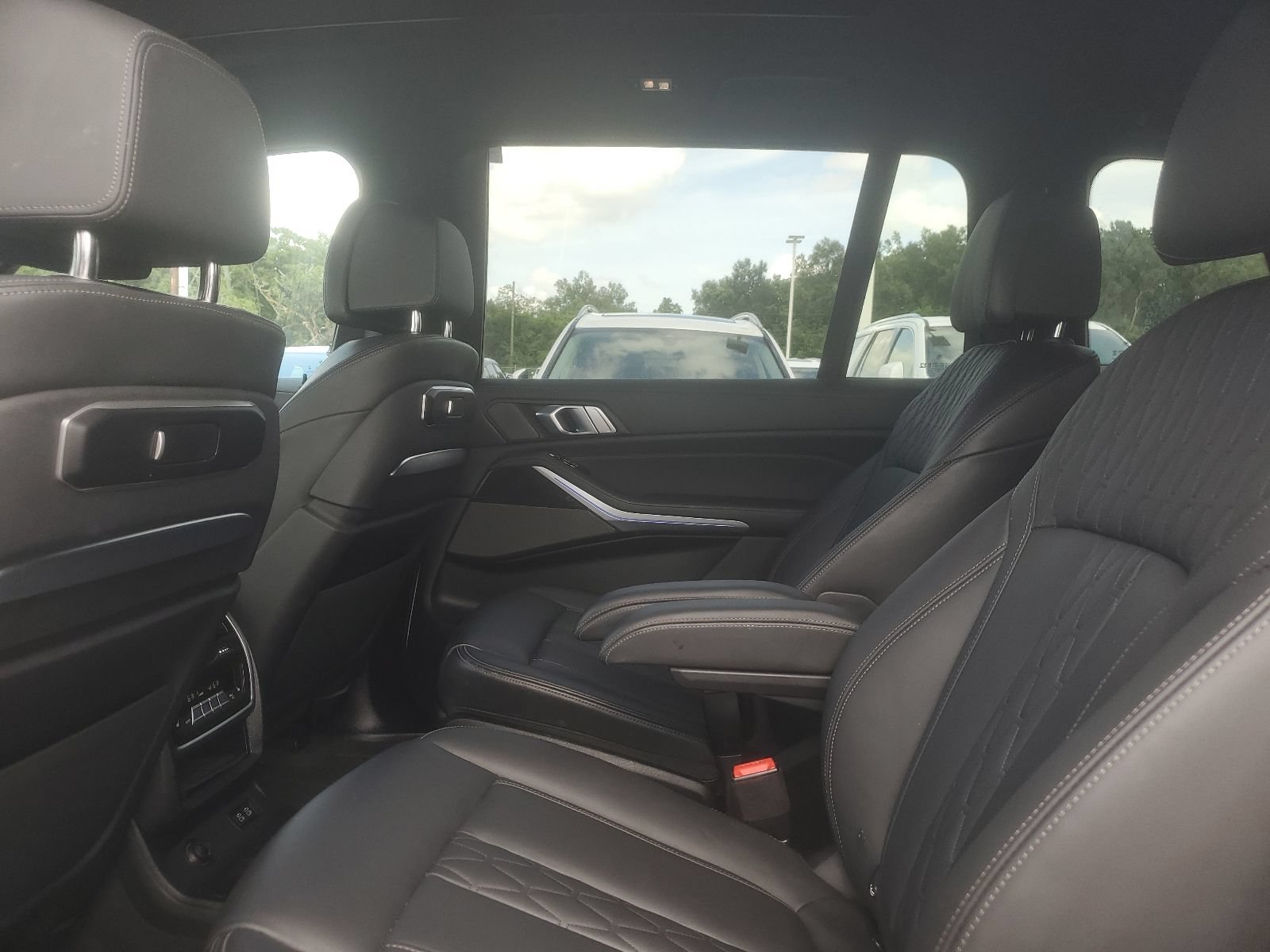 Used 2024 BMW X7 xDrive40i w/ M Sport Package AWD/4WD image 12