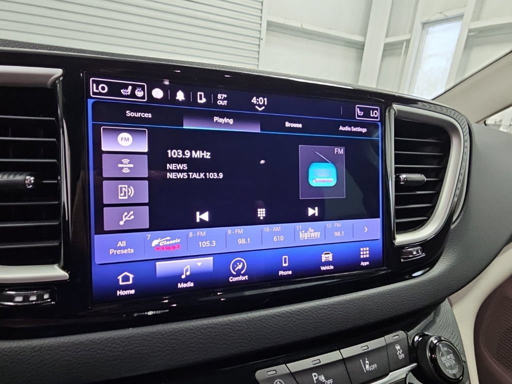 Used 2023 Chrysler Pacifica Touring-L FWD image 15