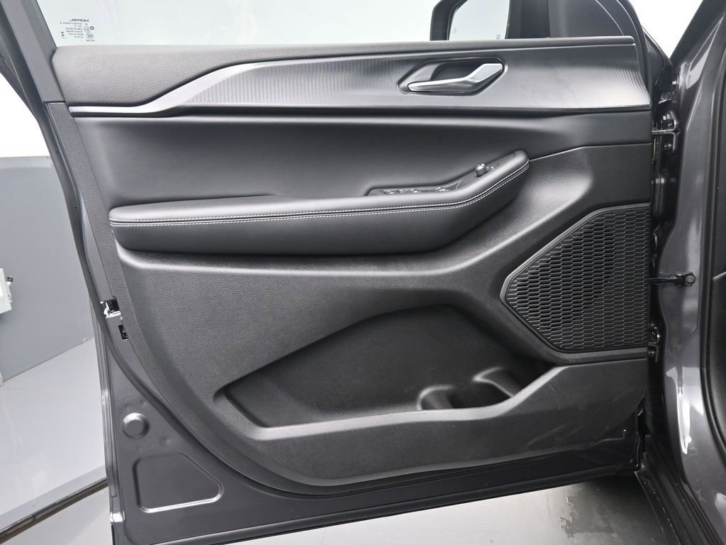 New 2025 Jeep Grand Cherokee L Laredo w/ Luxury Tech Group I image 12