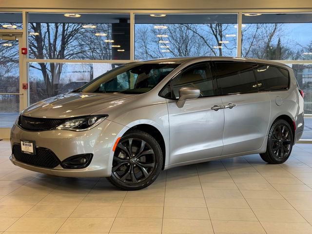 Used 2019 Chrysler Pacifica Touring Plus w/ S Appearance Package FWD image 1