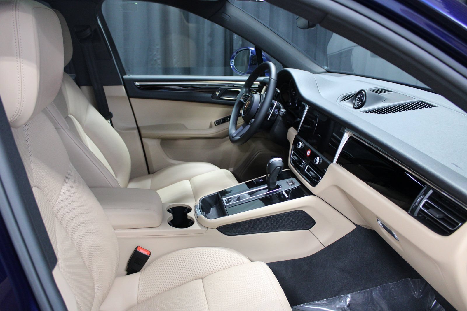 Certified 2025 Porsche Macan AWD/4WD image 24