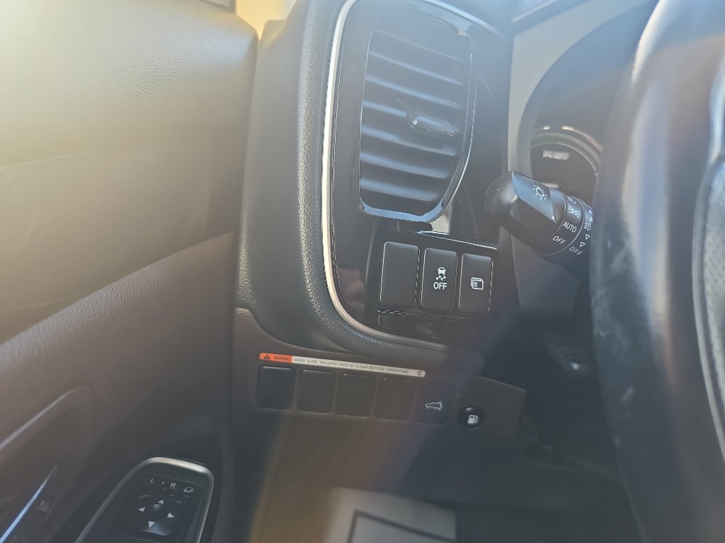 Used 2018 Mitsubishi Outlander SEL image 21