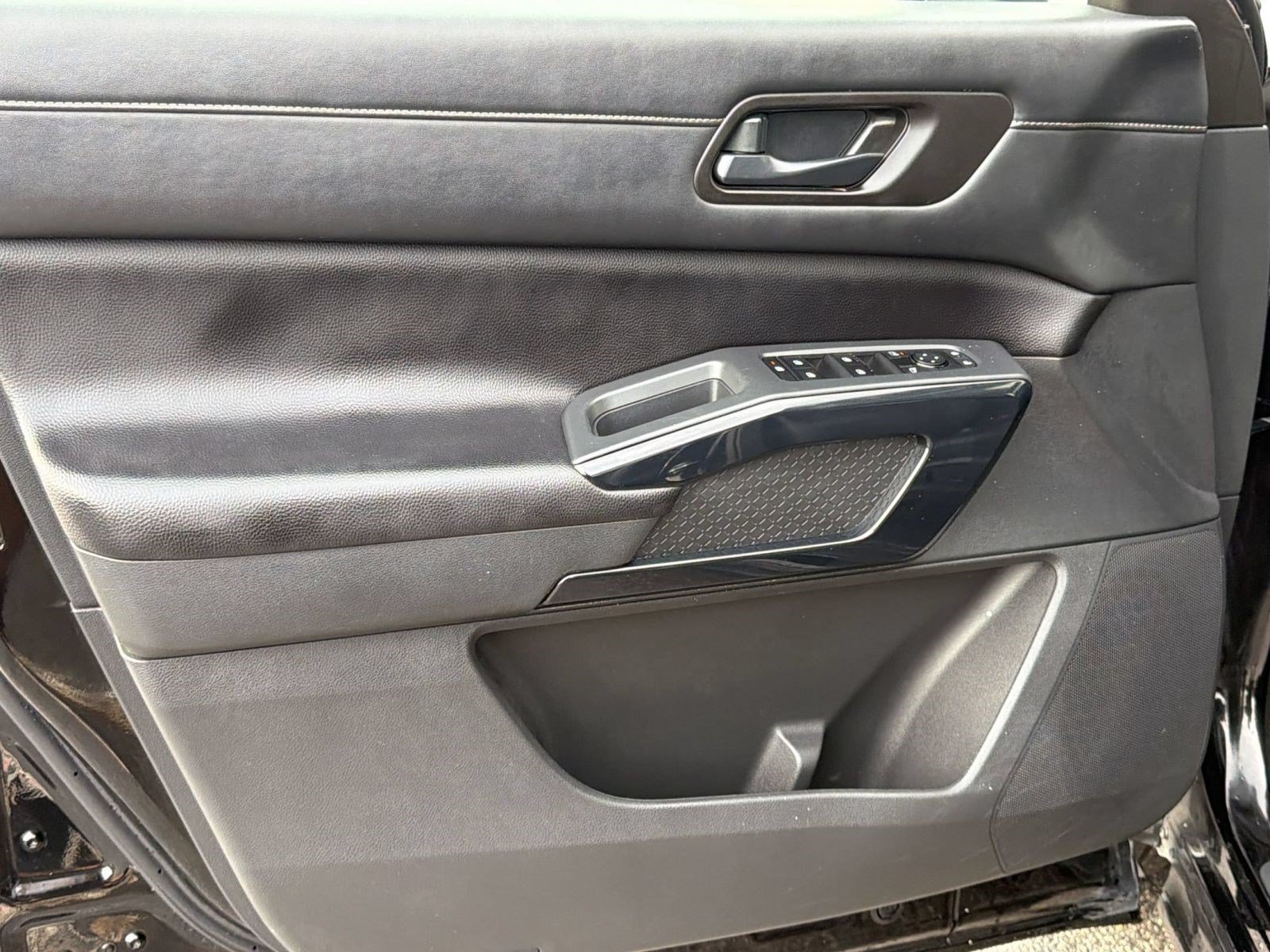 Used 2025 Nissan Pathfinder SV AWD/4WD image 14