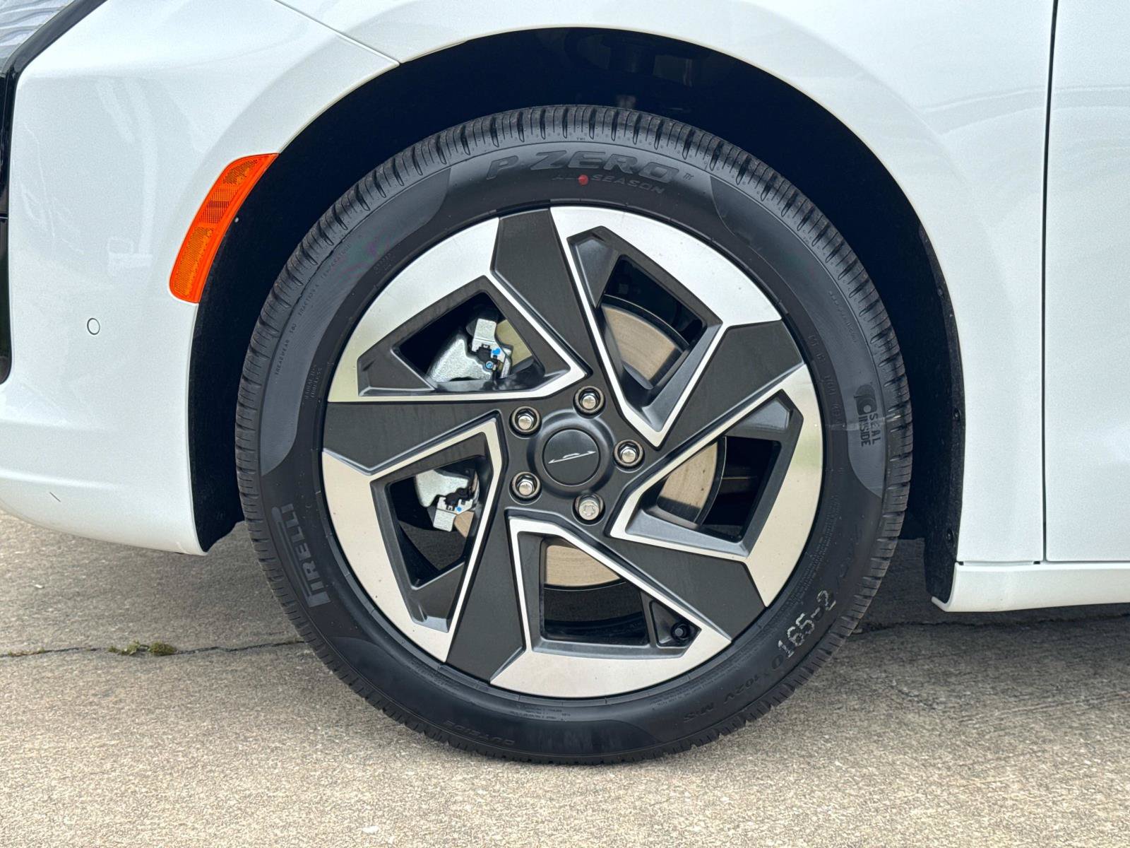 New 2027 Chrysler Pacifica Limited FWD image 10