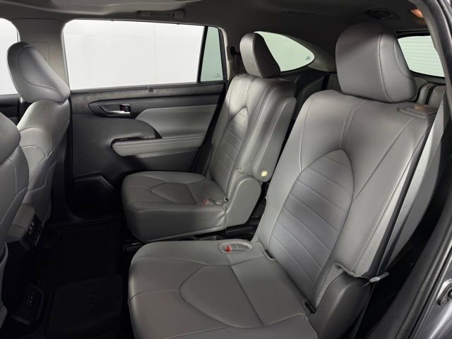 Used 2024 Toyota Highlander XLE image 16