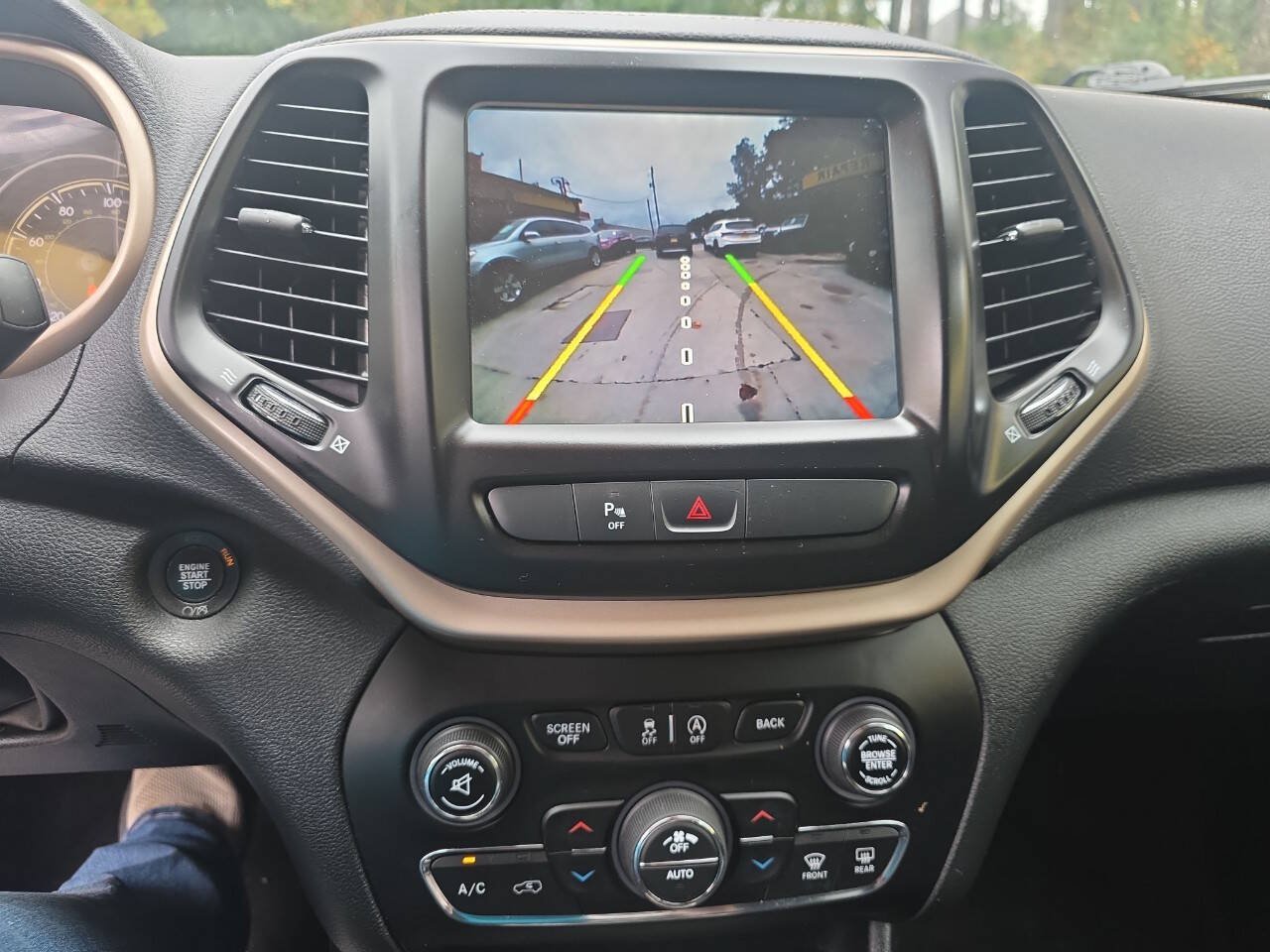 Used 2018 Jeep Cherokee Limited AWD/4WD image 7