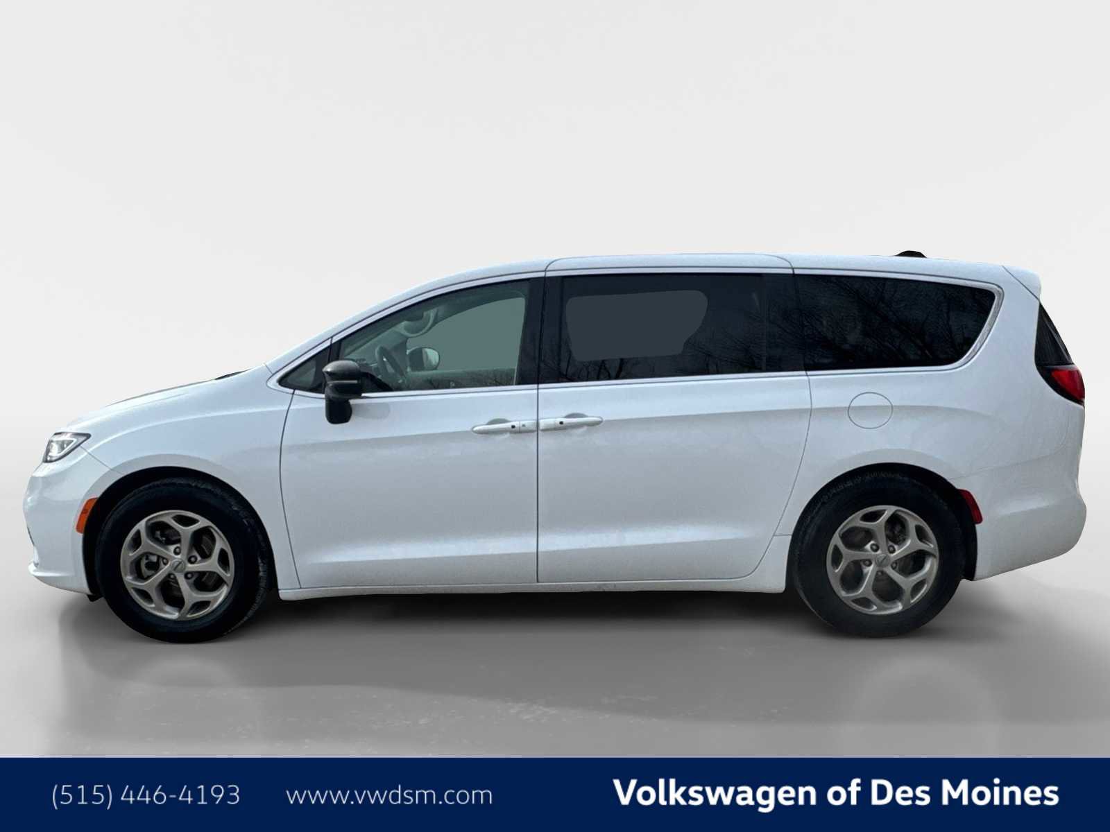 Used 2024 Chrysler Pacifica Limited image 3