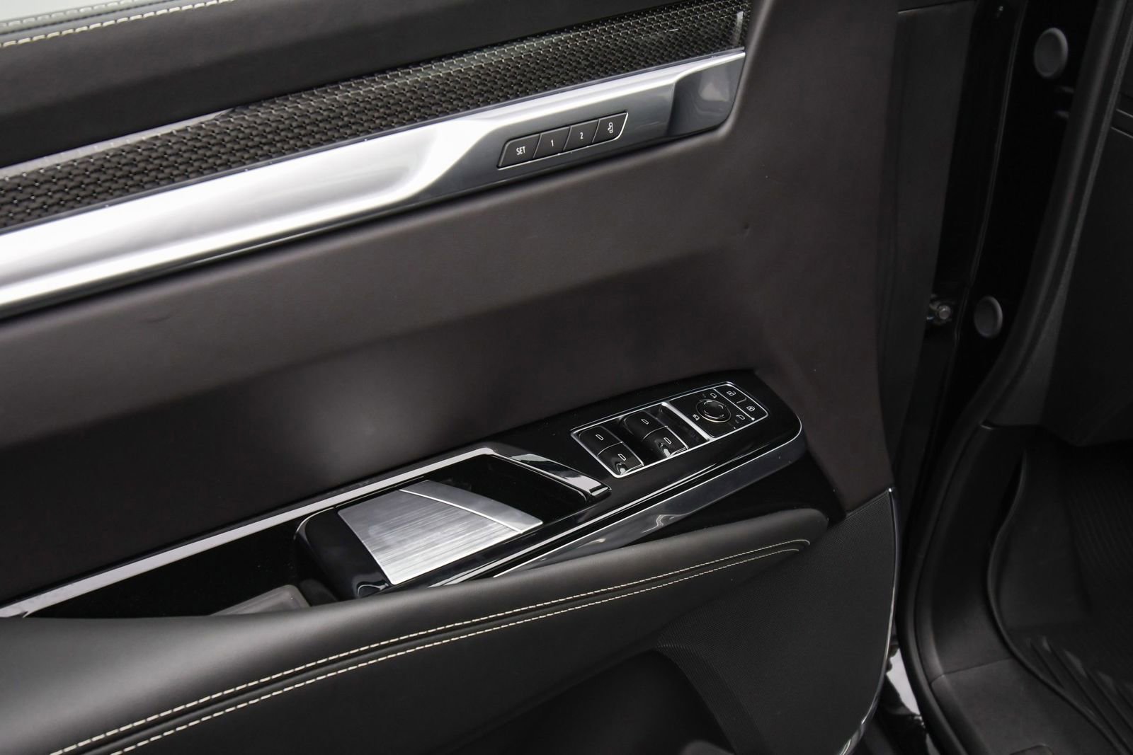 Used 2025 Cadillac Escalade V w/ LPO, ONYX Package image 48