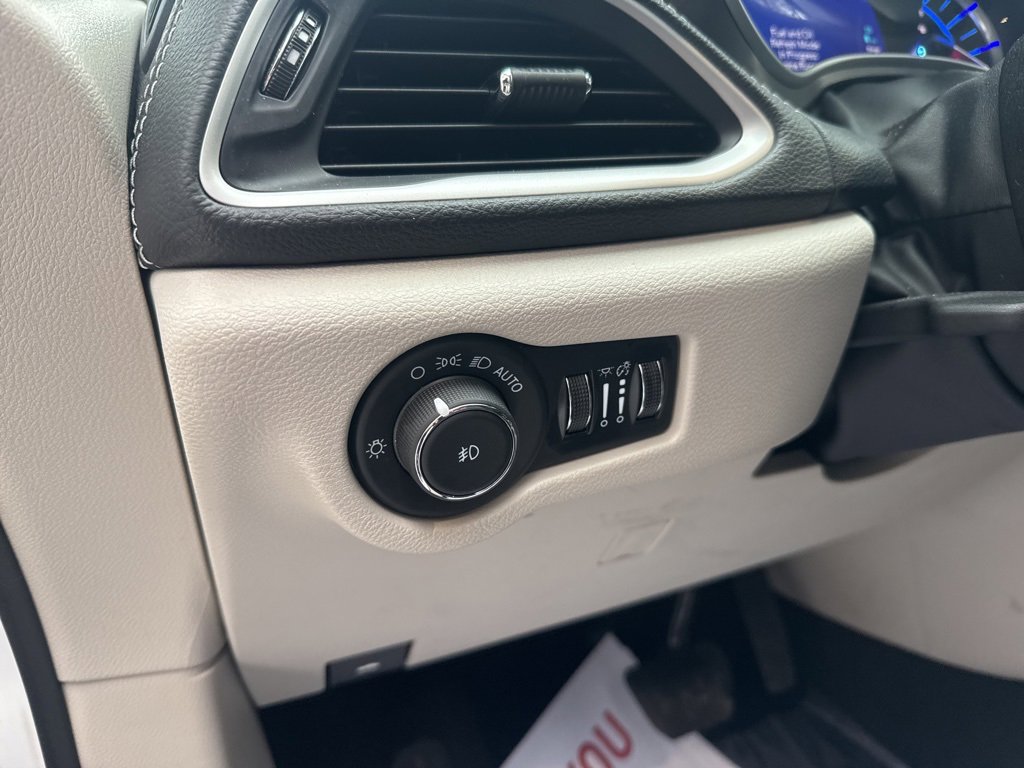 Used 2024 Chrysler Pacifica Select image 17