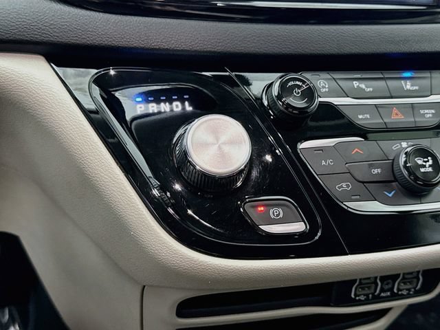 Used 2024 Chrysler Pacifica Touring-L FWD image 16