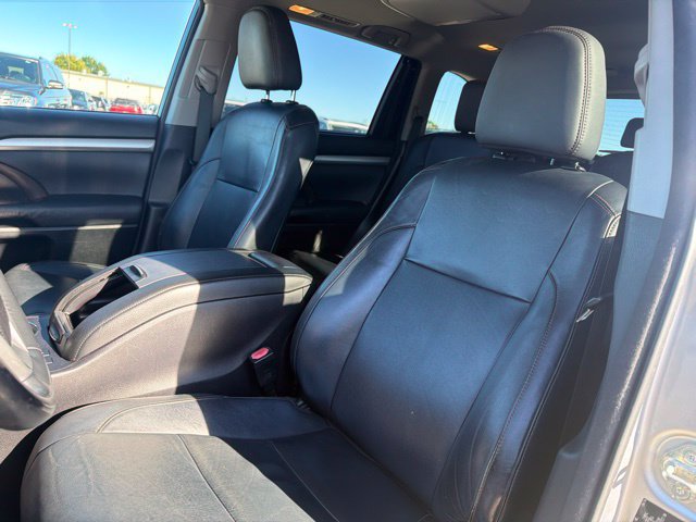 Used 2014 Toyota Highlander XLE FWD image 17