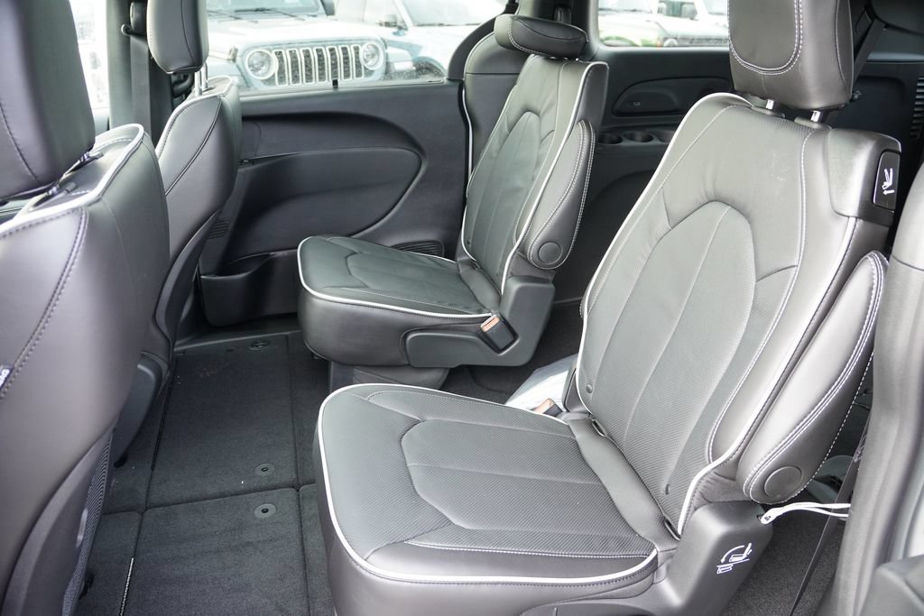 New 2026 Chrysler Pacifica Limited w/ S Appearance Package AWD/4WD image 12