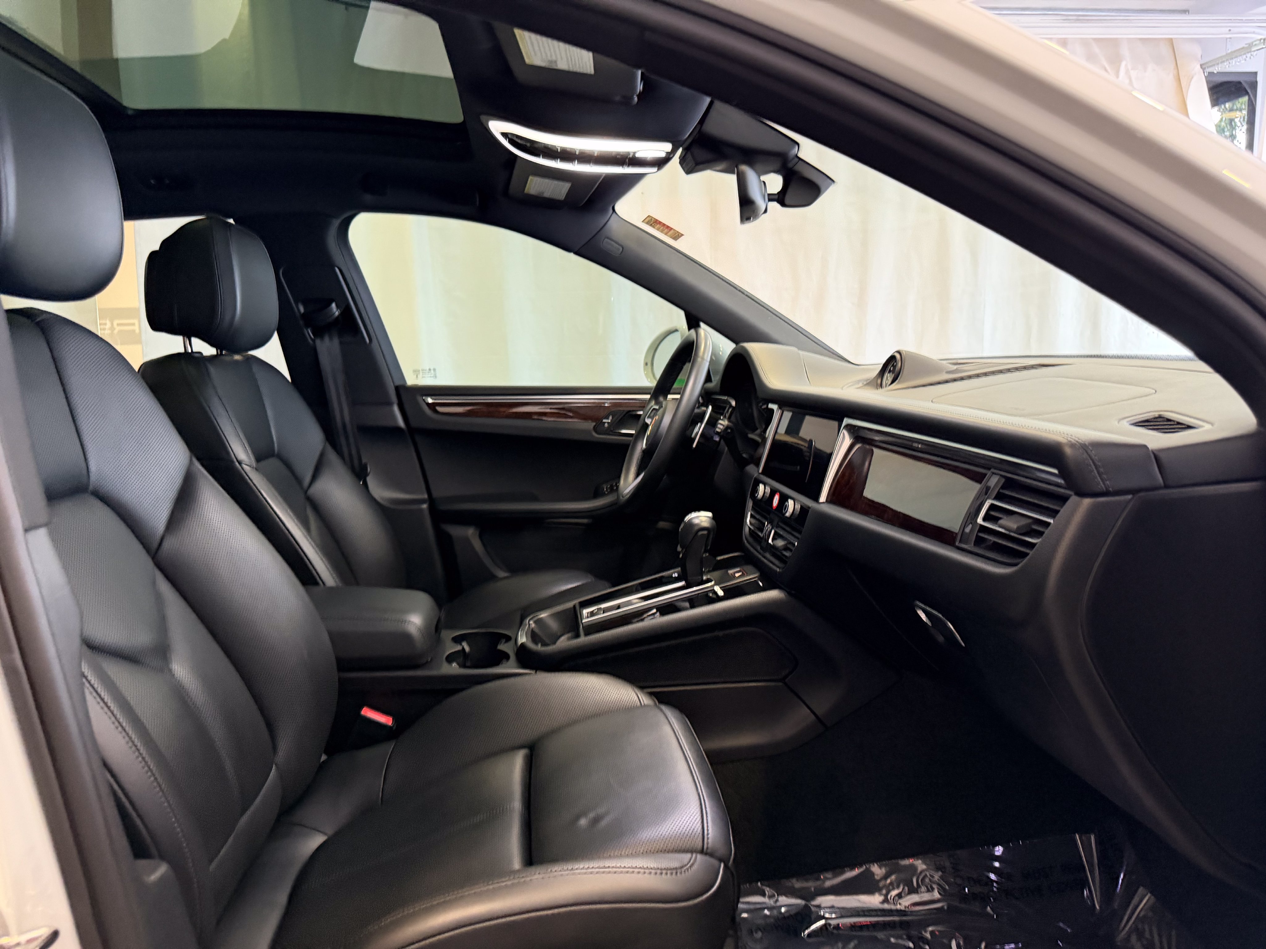 Certified 2022 Porsche Macan S AWD/4WD image 16