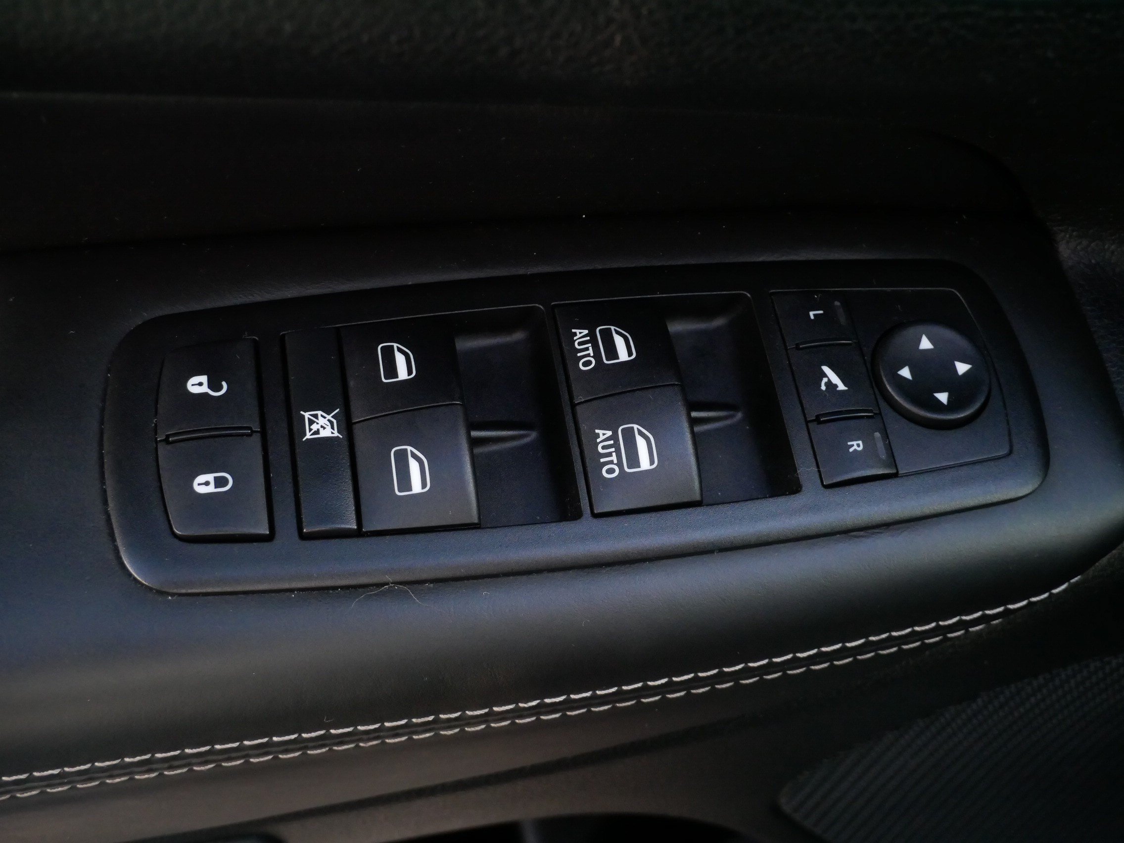 Used 2014 Jeep Grand Cherokee Overland w/ Advanced Technology Group AWD/4WD image 17
