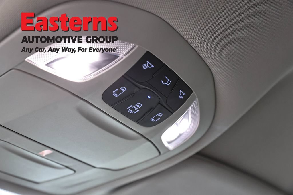 Used 2023 Chrysler Pacifica Touring-L FWD image 21