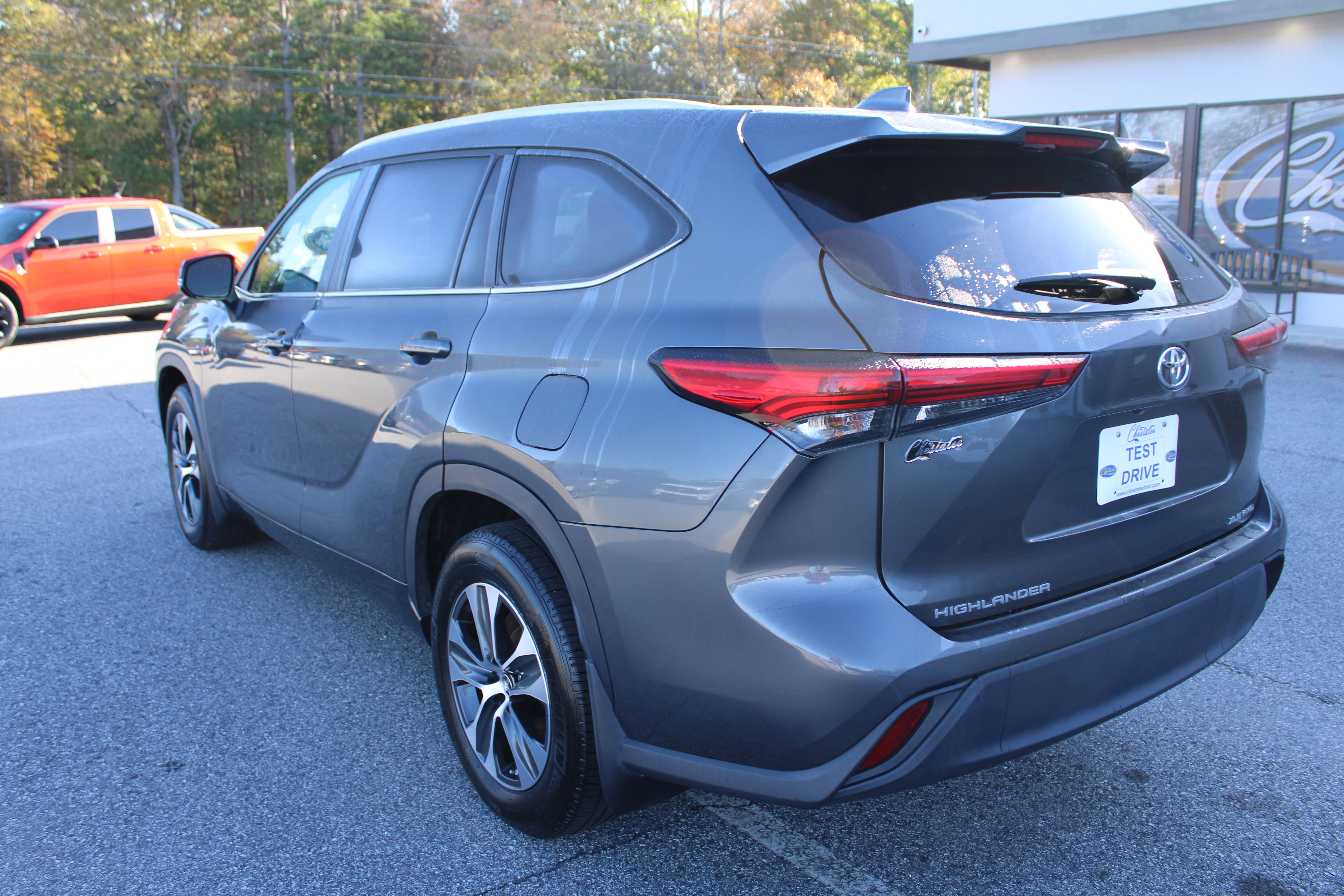 Used 2023 Toyota Highlander XLE image 7