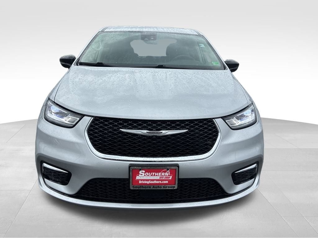 Used 2024 Chrysler Pacifica Touring-L image 9