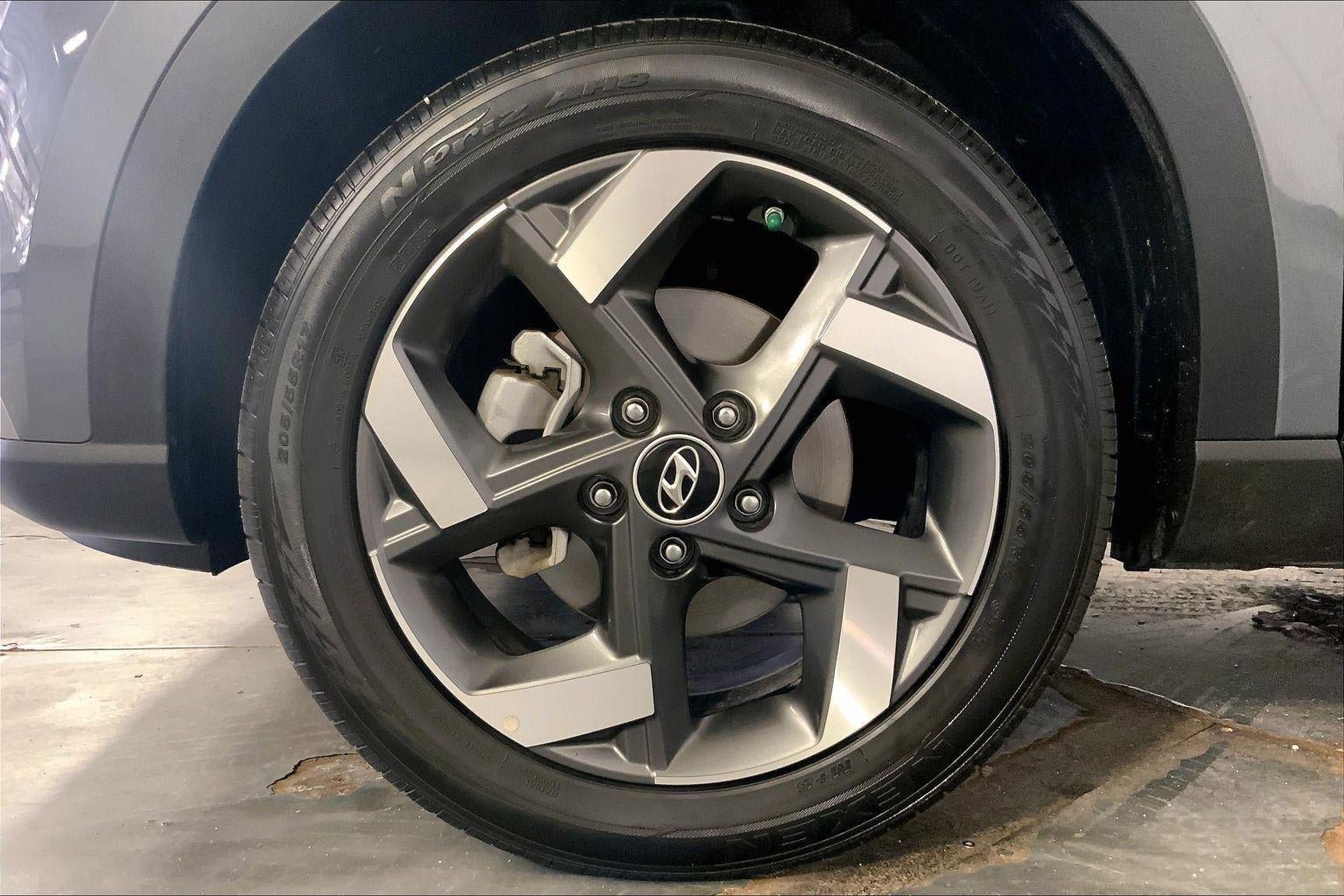 Used 2025 Hyundai Venue SEL FWD image 9