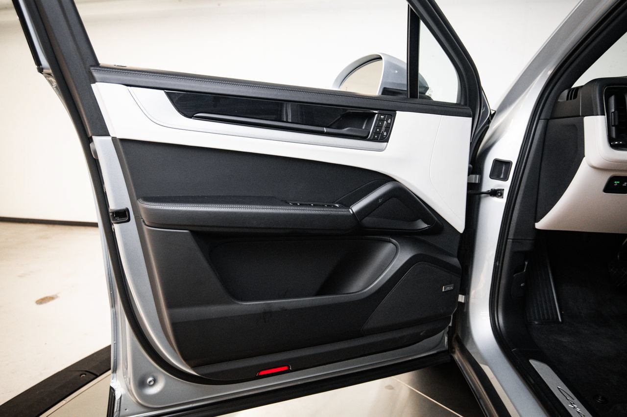 Certified 2025 Porsche Cayenne E-Hybrid AWD/4WD image 23