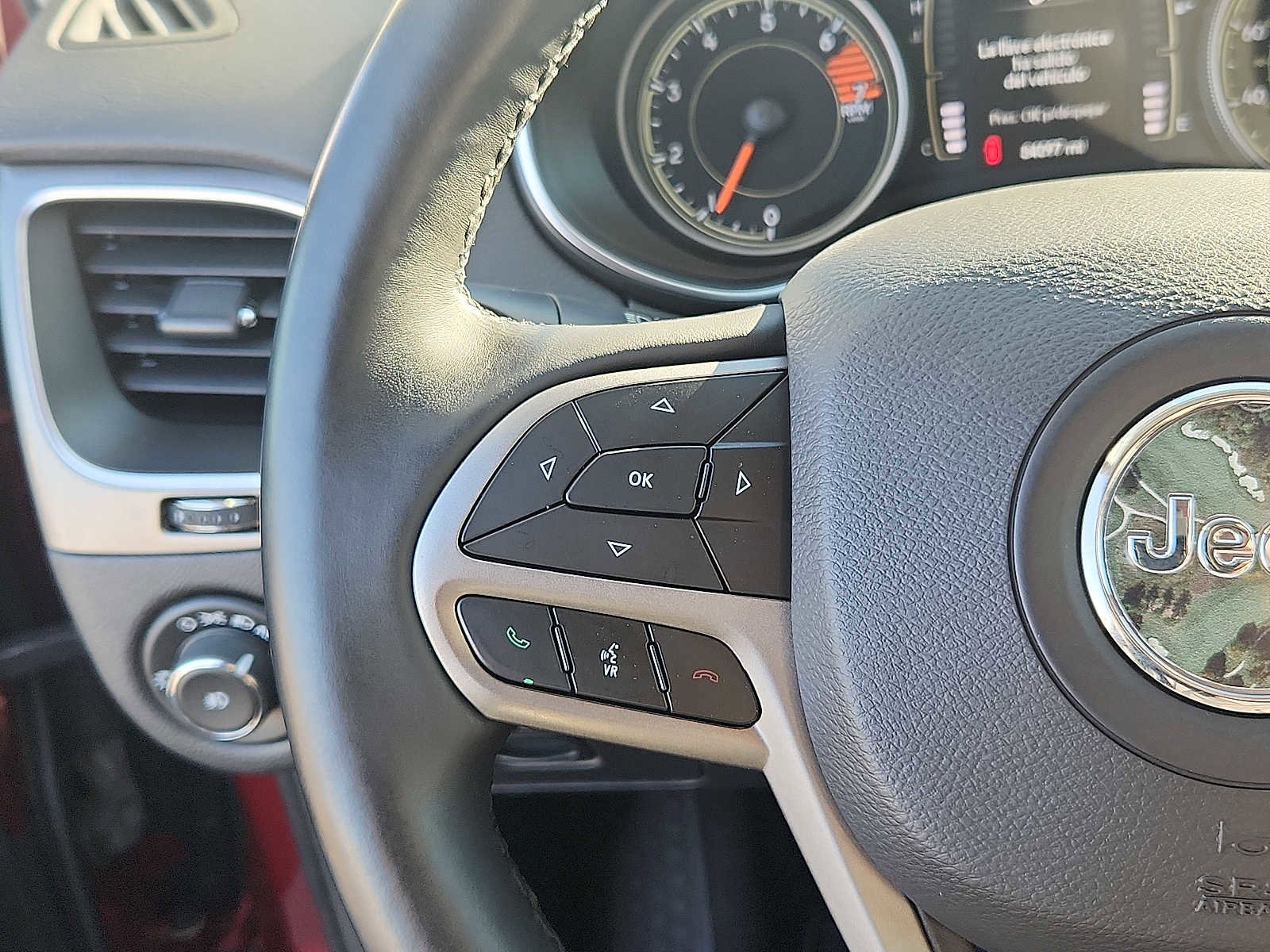 Used 2019 Jeep Cherokee Latitude Plus w/ Cold Weather Group AWD/4WD image 21