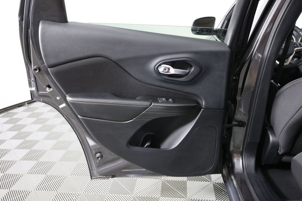 Used 2014 Jeep Cherokee Latitude FWD image 16