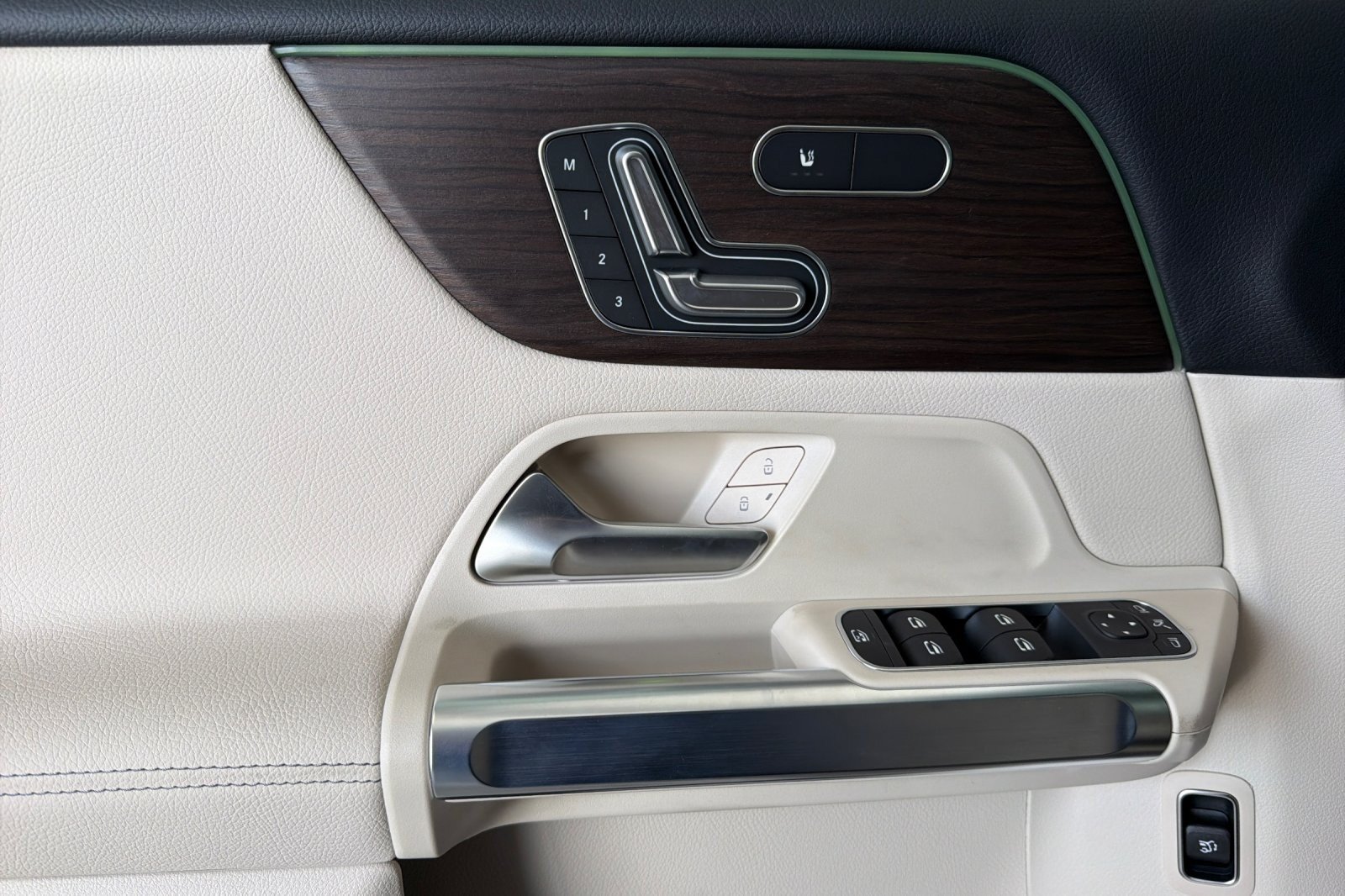 New 2026 Mercedes-Benz GLB 250 image 10