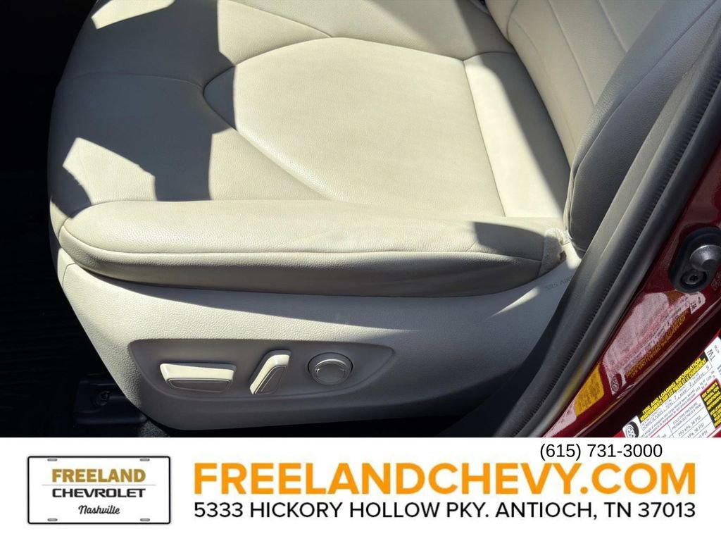 Used 2020 Toyota Highlander XLE FWD image 25