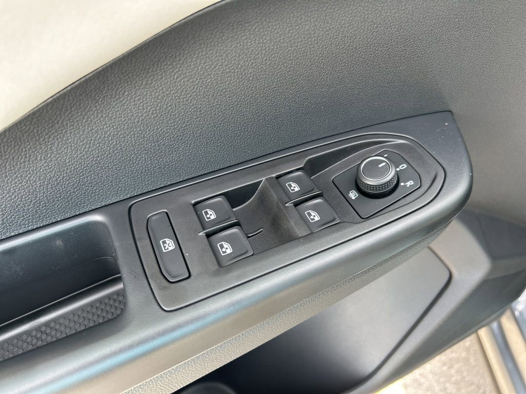 Used 2025 Volkswagen Taos SE image 13