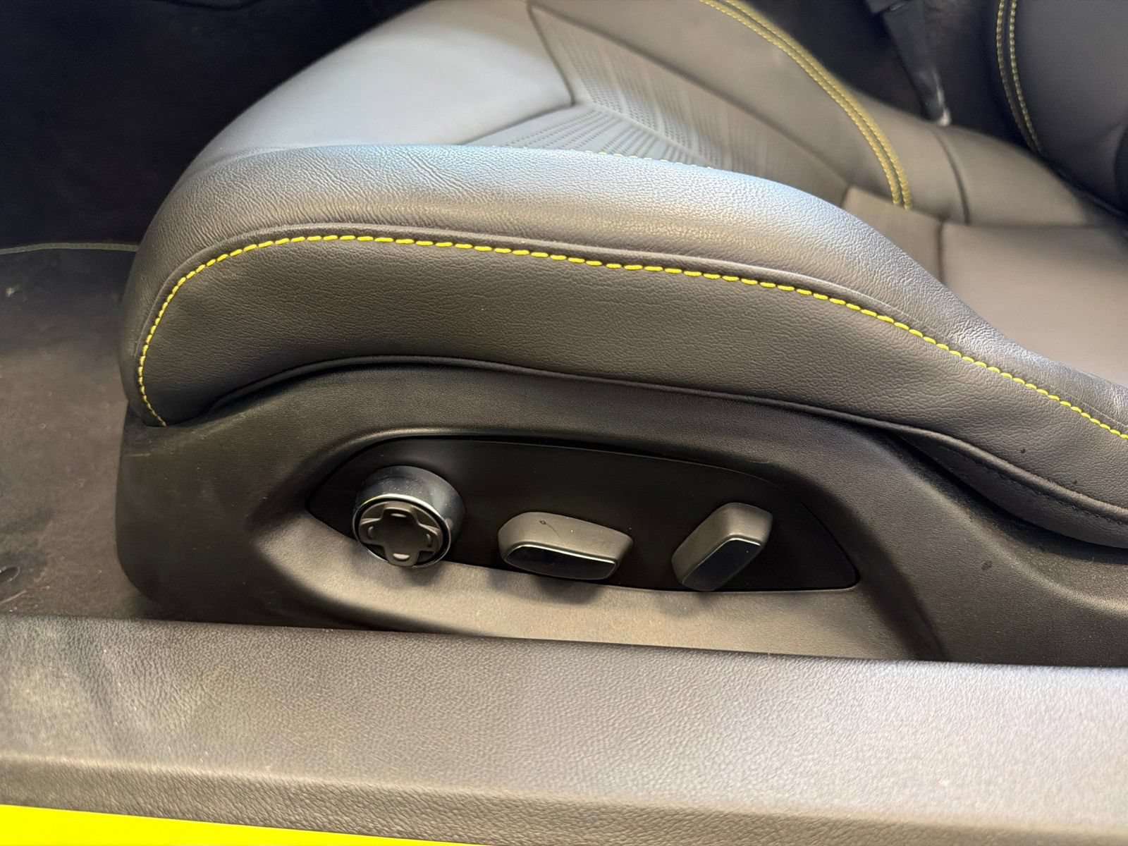 Used 2023 Chevrolet Corvette Stingray Premium Conv w/ Battery Protection Package RWD image 21