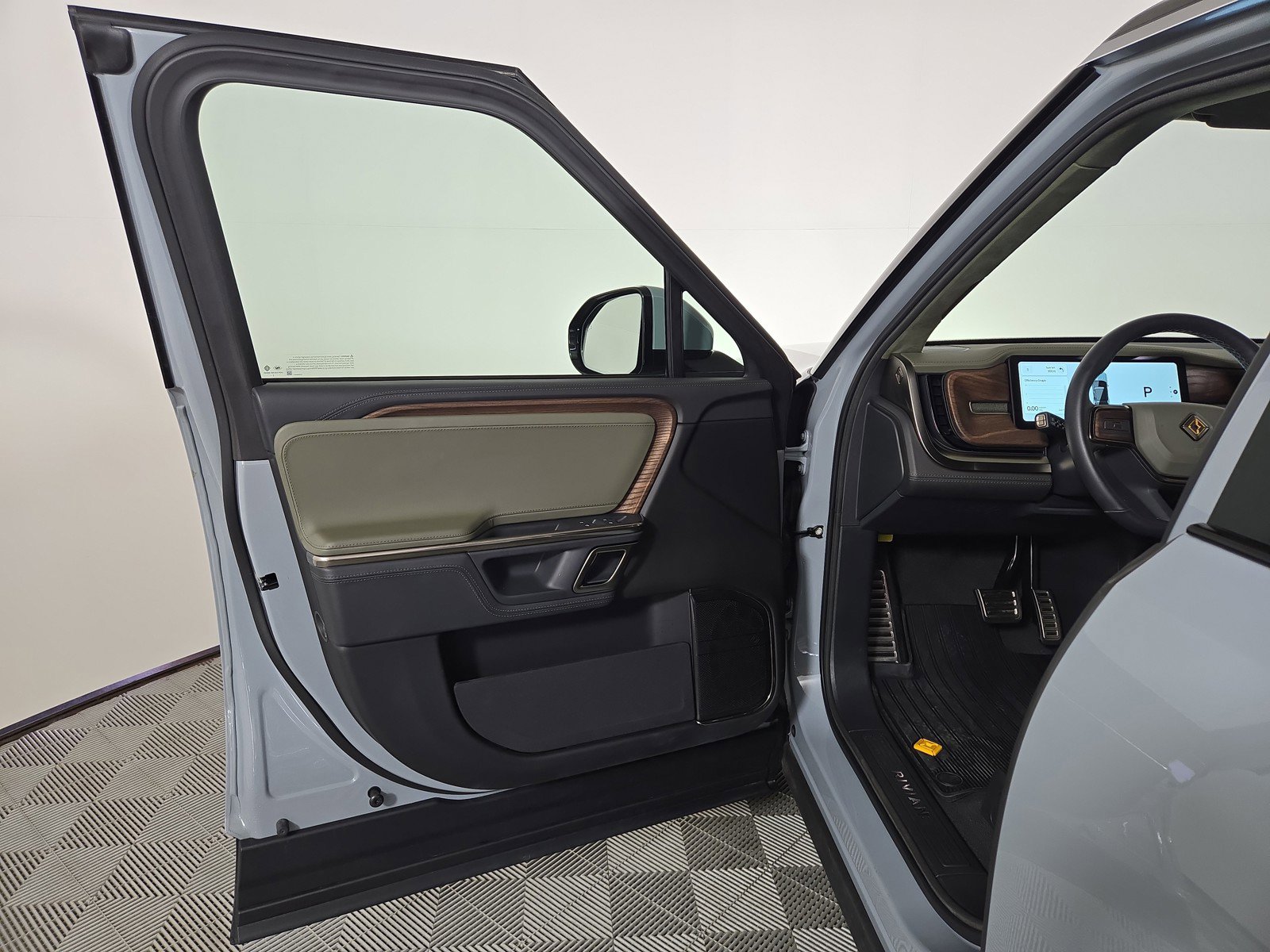 Used 2024 Rivian R1S Adventure AWD/4WD image 16