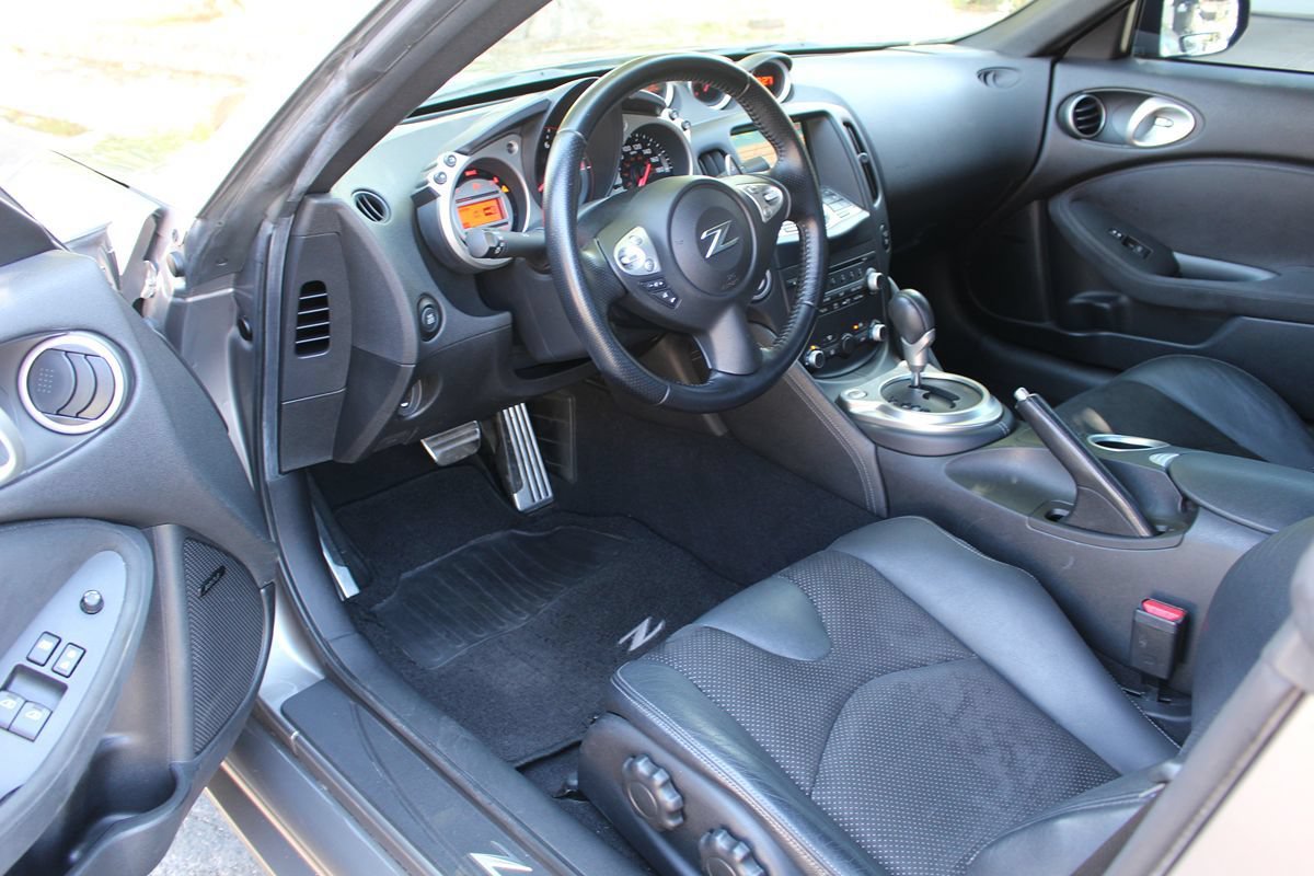 Used 2010 Nissan 370Z Touring w/ Sport Pkg RWD image 4