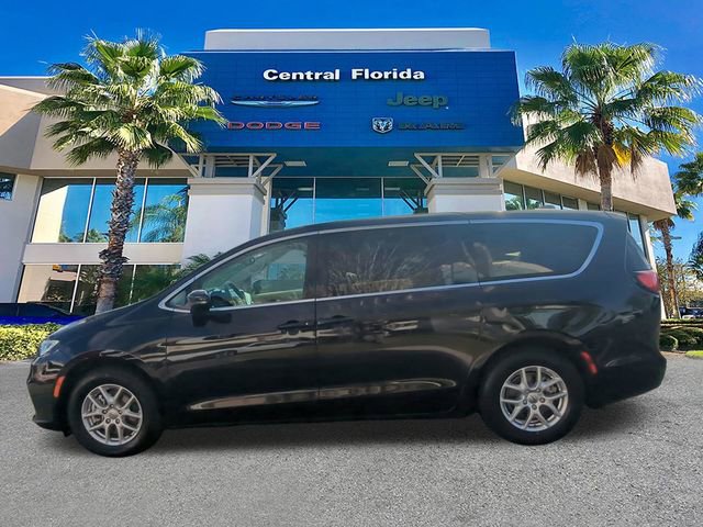 Used 2024 Chrysler Pacifica Touring-L image 8
