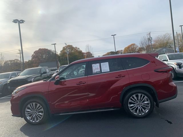 Used 2024 Toyota Highlander Platinum image 2