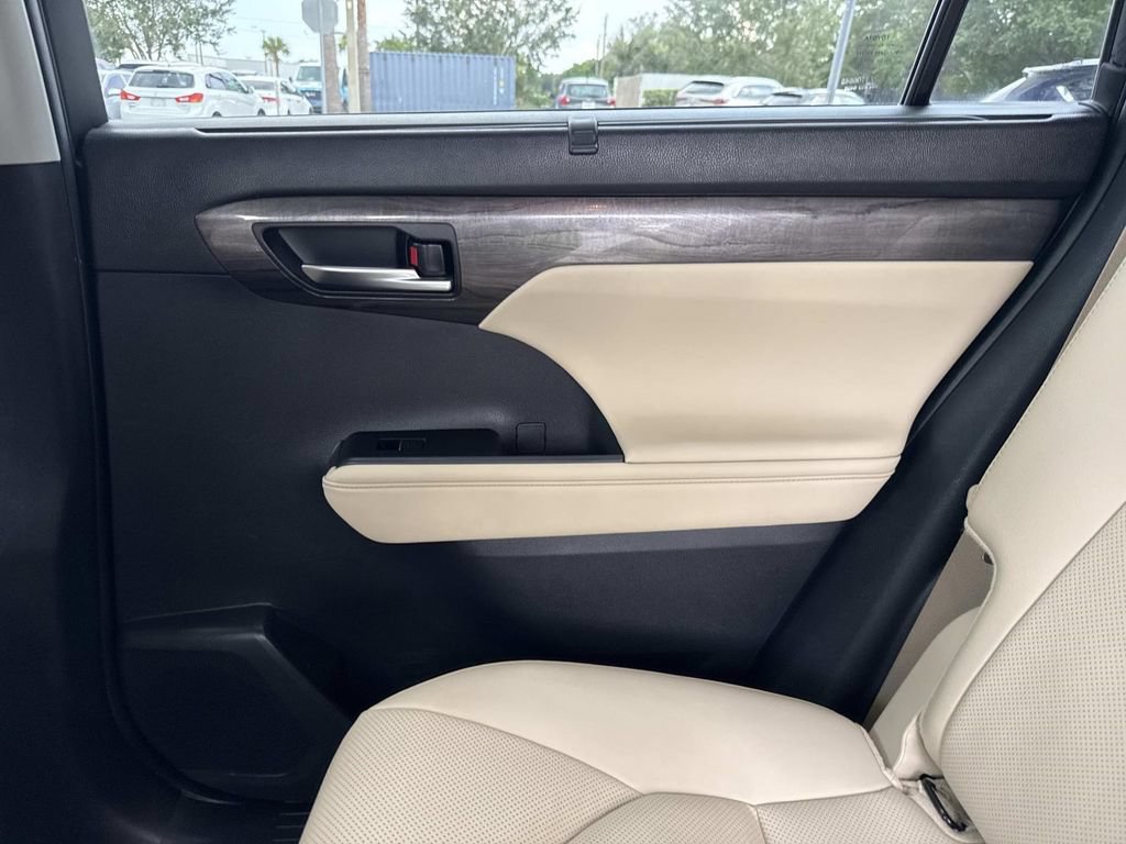 Used 2024 Toyota Highlander Limited AWD/4WD image 16