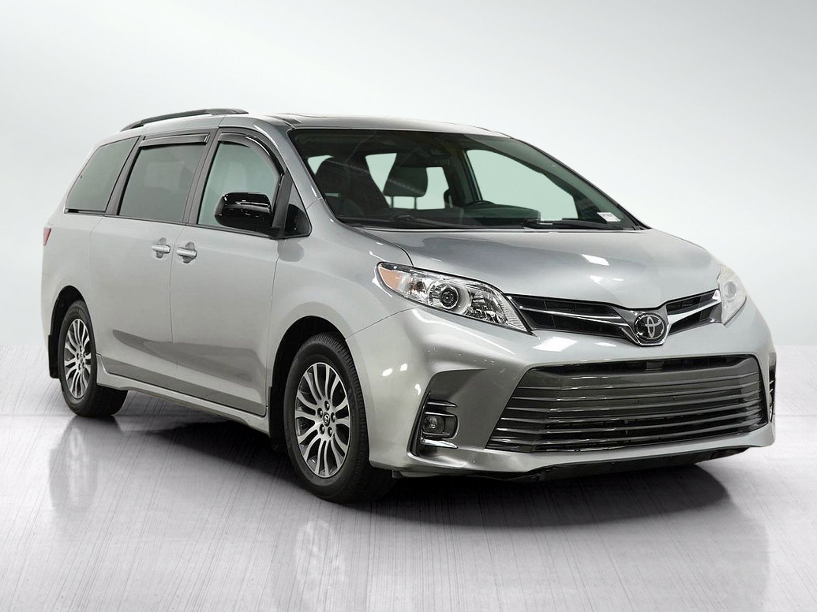 Used 2020 Toyota Sienna XLE w/ XLE Navigation Package FWD image 7